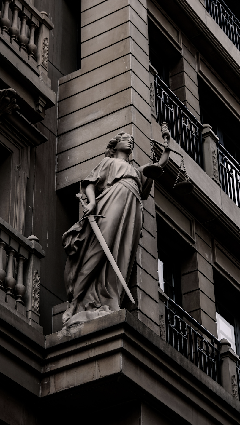 Maître Katheleen Vovard, Avocate pénaliste au barreau de Paris : « Ensemble, protégeons votre liberté.» Domaines d'expertises Garde à vue et urgence pénale : Assistance en garde à vue, auditions, mise en examen et toutes les étapes de la procédure. Droit pénal général : Défense des personnes mises en cause ou victimes devant les juridictions pénales et les cours d’assises. Droit pénal des affaires : Accompagnement des dirigeants confrontés à des problématiques pénales et des enjeux de conformité. Droit pénitentiaire : Accompagnement des personnes détenues, demande de mise en liberté et aménagement de peine. Violences, criminalité et infractions sexuelles : Défense des dossiers sensibles nécessitant une approche rigoureuse. Droit pénal du travail : Défense des intérêts des employeurs et salariés dans les contentieux pénaux professionnels. Urgence pénale — Être assisté(e) immédiatement. À votre écoute 24H/24, 7J/7